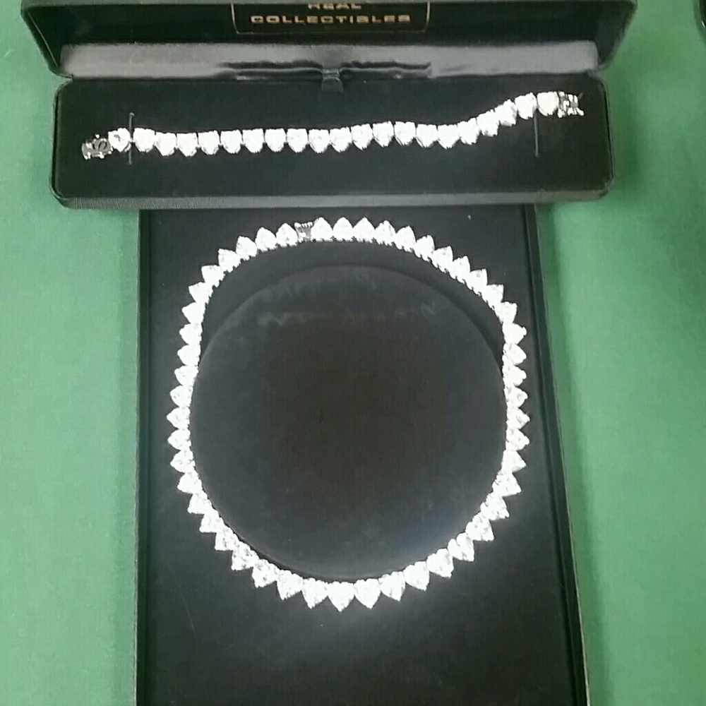 Silver Necklace and bracelet set.